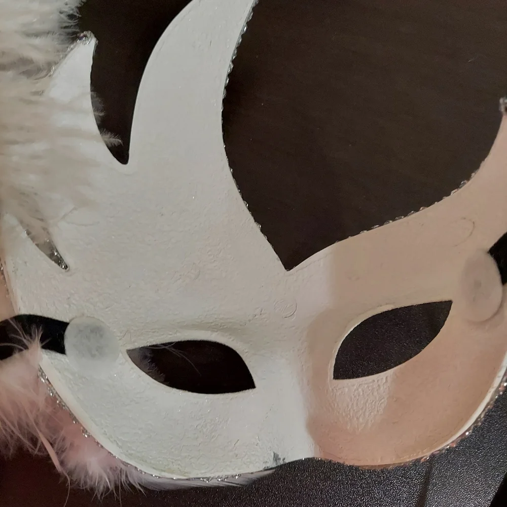 Women's ostrich feather venetian masquerade mask. White/Silver.
